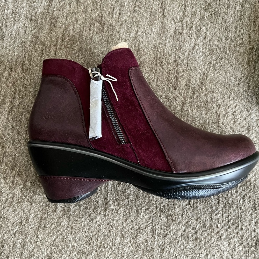 Jambu JBU Pilot Encore Wine Colored Booties. Size 9.5. New-Still in Box.